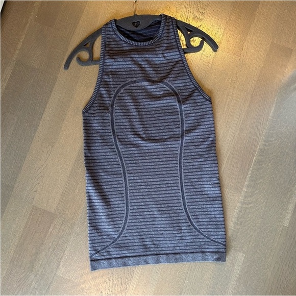Lululemon Run Swiftly Tech Tank Size 4 in Striped Grape GUC - Picture 5 of 9